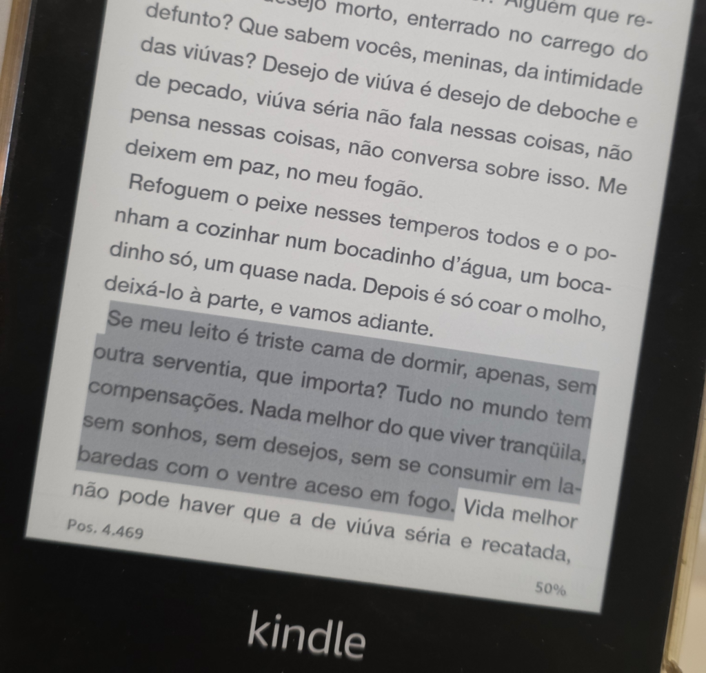 Foto com imagem de página do livro Dona Flor e seus dois maridos, com citação grifada